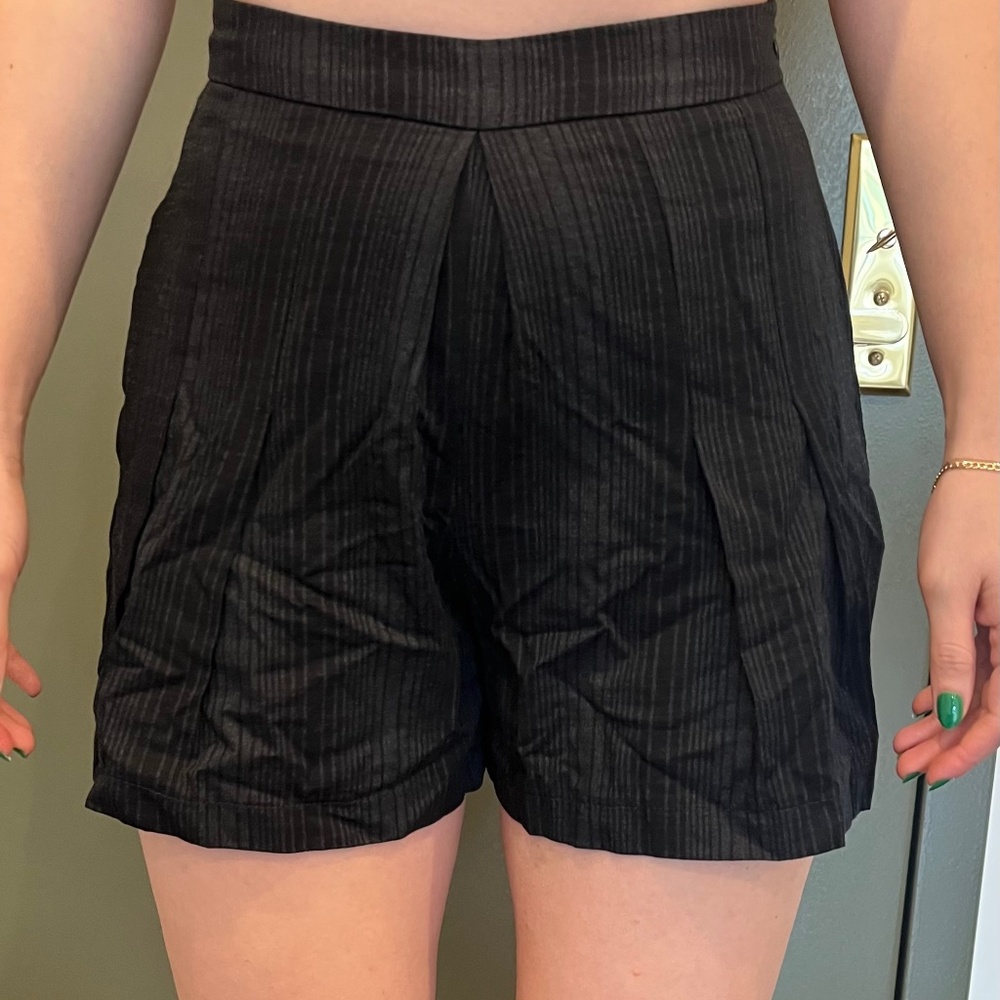 Short with Pleats
